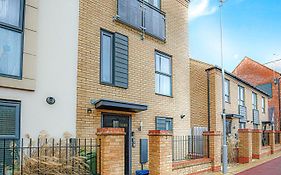 Alpha Properties 1 - Luxury One Bedroom Within A Shared Four Bedroom House With Free Parking, Fast Wifi, Smarttv With Netflix
